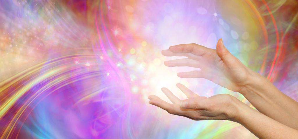 Flux du champ liés au potentiel de la vibration quantique en présence d'une personne dont on voit les mains.