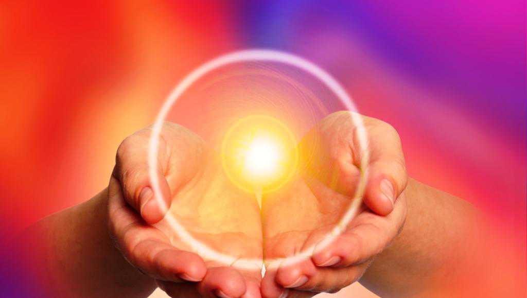 Une sphère de lumière dans vos mains comme si vous aviez ce trésor après la Séance Quantique de La Connexion Absolue