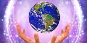 Deux mains entourent partiellement la Terre et animent la Vibration quantique du Soin de Connexion pour tous