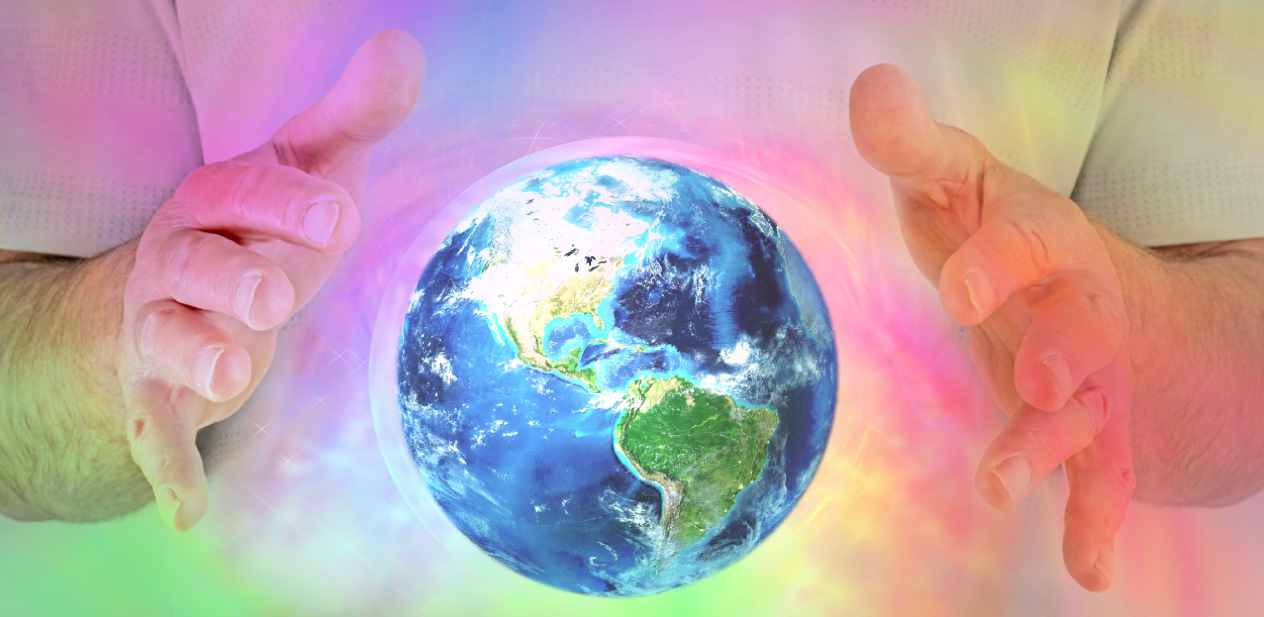 Deux mains masculines entourent la planète Terre dans une merveilleuse vibration de Soin quantique pour tous